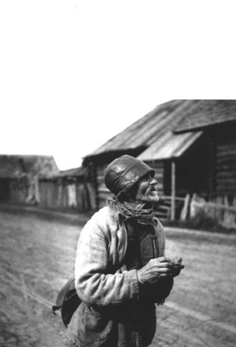 Колоритный портрет на сельской улице. Колоритный портрет на сельской улице.