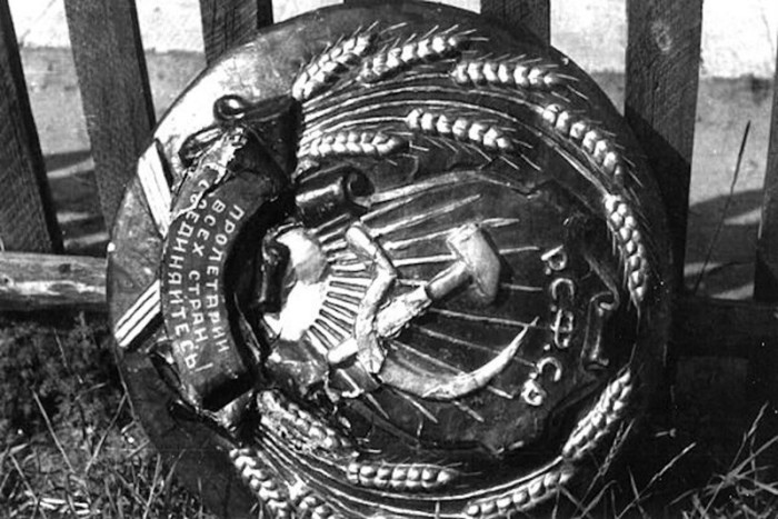 Советская символика, снятая захватчиками. Советская символика, снятая захватчиками.