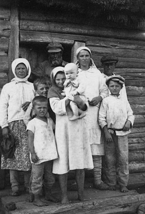 Семья на пороге дома. Семья на пороге дома.