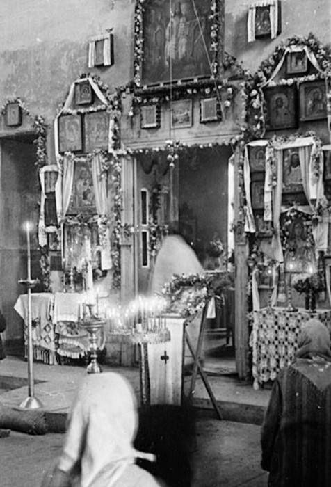 В храме. В храме.