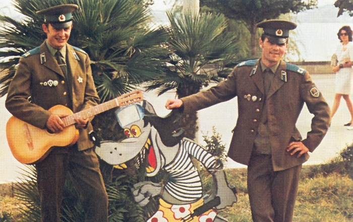 Солдаты в увольнении позируют с персонажем мультфильма. Солдаты в увольнении позируют с персонажем мультфильма.