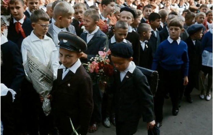 Еще совсем юные школьники первого сентября. Еще совсем юные школьники первого сентября.