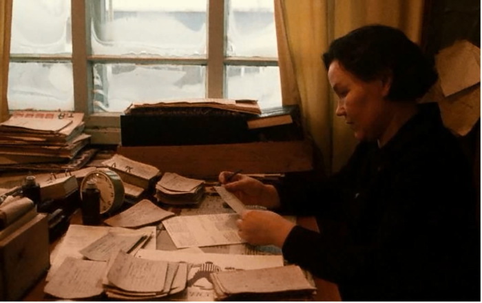 Советская служащая за работой. Советская служащая за работой.