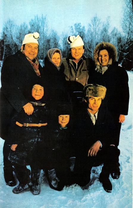 Семейных отдых на лыжах за городом. Семейных отдых на лыжах за городом.