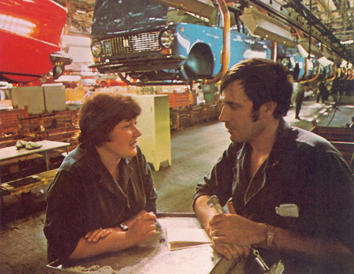 Двое работников возле конвейера на автомобильном заводе. Двое работников возле конвейера на автомобильном заводе.