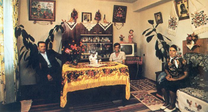 Семья украинского колхозника Михаила Бойко в своем доме. Семья украинского колхозника Михаила Бойко в своем доме.