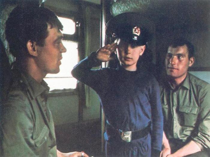 Мальчик подружился с солдатами и репетирует воинский салют. Мальчик подружился с солдатами и репетирует воинский салют.