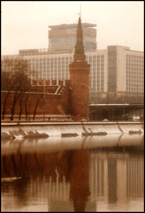 Кремлевская башня и гостиница Россия. СССР, Москва, 1985 год. Кремлевская башня и гостиница Россия. СССР, Москва, 1985 год.