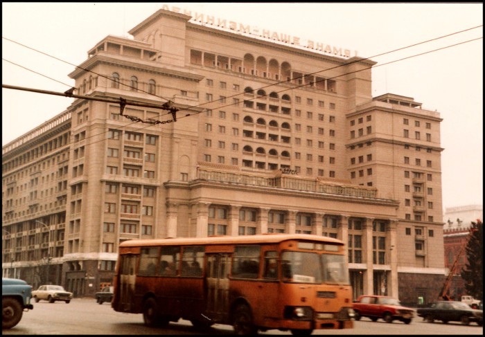 Одна из крупнейших гостиниц Москвы. СССР, Москва, 1985 год. Одна из крупнейших гостиниц Москвы. СССР, Москва, 1985 год.