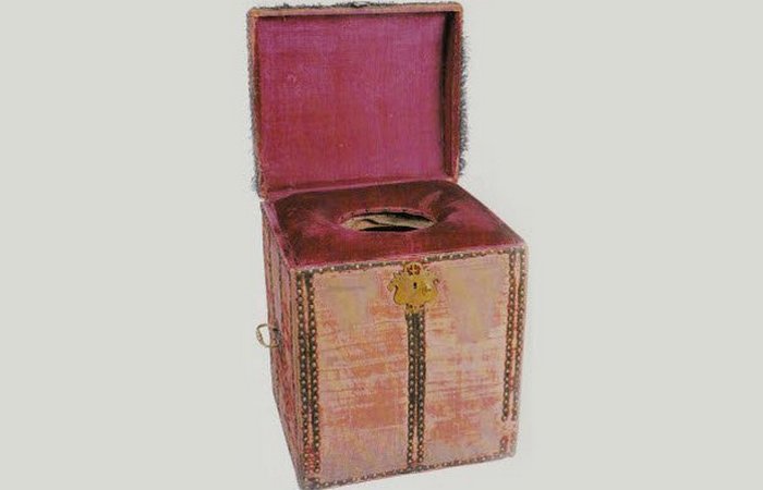 Королевская мерзость: «подтиратель монаршей задницы». Королевская мерзость: «подтиратель монаршей задницы».