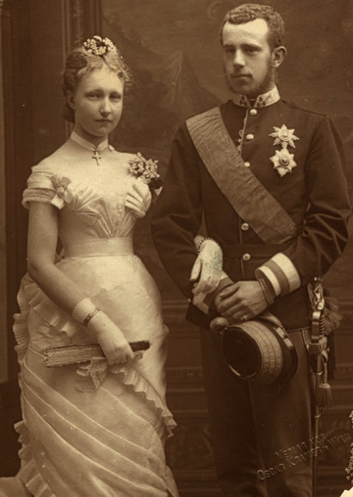 Фото по случаю свадьбы кронпринца Рудольфа и кронпринцессы Стефании. | Фото: upload.wikimedia.org. Фото по случаю свадьбы кронпринца Рудольфа и кронпринцессы Стефании. | Фото: upload.wikimedia.org.