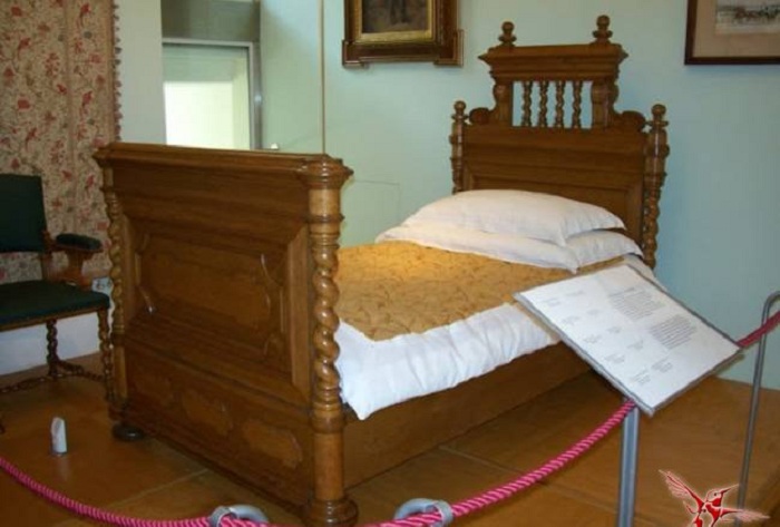 Кровать в замке Майерлинг, на которой произошла трагедия. | Фото: vestnikk.ru. Кровать в замке Майерлинг, на которой произошла трагедия. | Фото: vestnikk.ru.