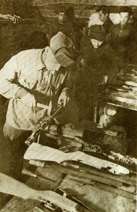Ремонт оружия в кустарной оружейной мастерской у партизан. | Фото: vsr.mil.by. Ремонт оружия в кустарной оружейной мастерской у партизан. | Фото: vsr.mil.by.