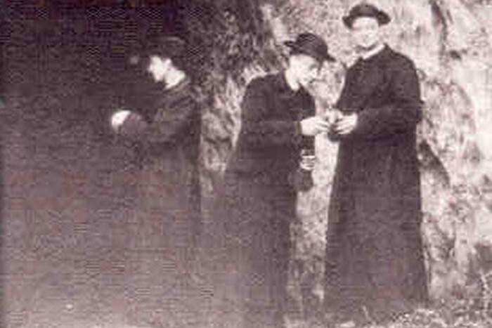 Пещеры Маастрихта: иезуиты поселились в пещерах 1860 году. Пещеры Маастрихта: иезуиты поселились в пещерах 1860 году.