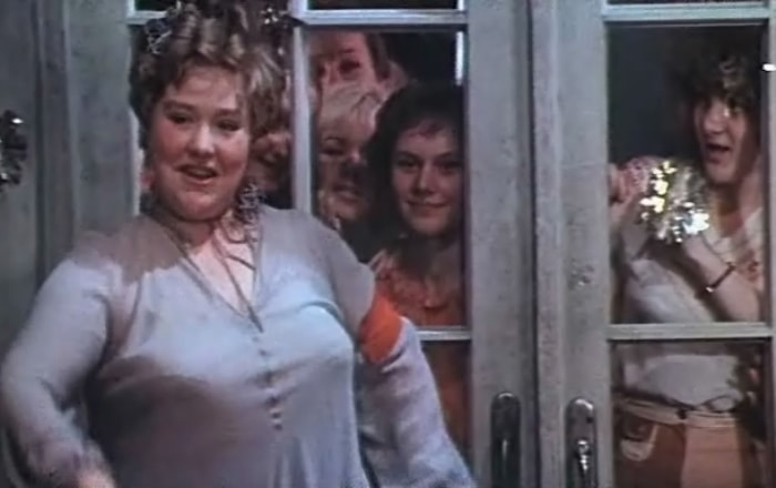 Кадр из фильма *Одиноким предоставляется общежитие*, 1983 | Фото: kinomania.ru Кадр из фильма *Одиноким предоставляется общежитие*, 1983 | Фото: kinomania.ru