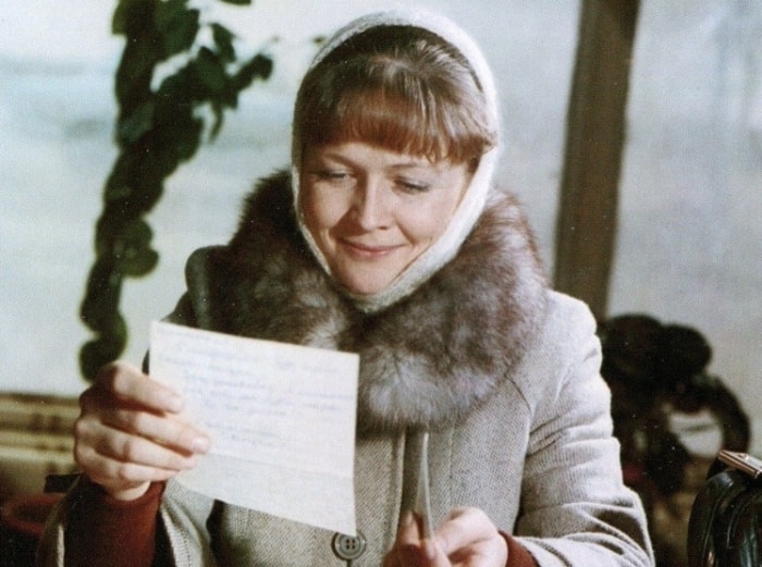 Наталья Гундарева в фильме *Одиноким предоставляется общежитие*, 1983 | Фото: teleprogramma.pro Наталья Гундарева в фильме *Одиноким предоставляется общежитие*, 1983 | Фото: teleprogramma.pro