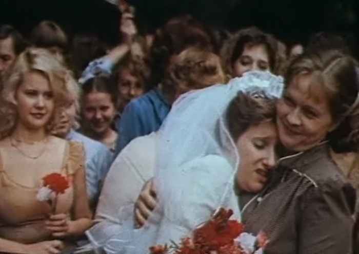 Кадр из фильма *Одиноким предоставляется общежитие*, 1983 | Фото: kinomania.ru Кадр из фильма *Одиноким предоставляется общежитие*, 1983 | Фото: kinomania.ru