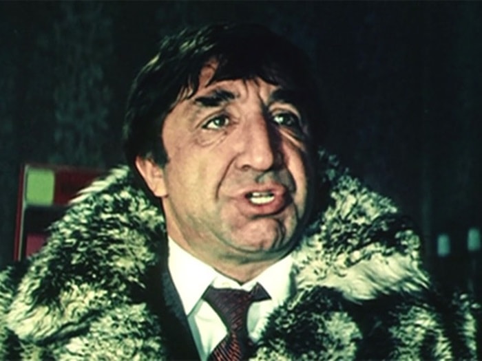 Фрунзик Мкртчян в фильме *Одиноким предоставляется общежитие*, 1983 | Фото: kino-teatr.ru Фрунзик Мкртчян в фильме *Одиноким предоставляется общежитие*, 1983 | Фото: kino-teatr.ru