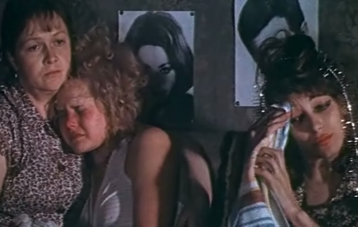 Кадр из фильма *Одиноким предоставляется общежитие*, 1983 | Фото: kinomania.ru Кадр из фильма *Одиноким предоставляется общежитие*, 1983 | Фото: kinomania.ru