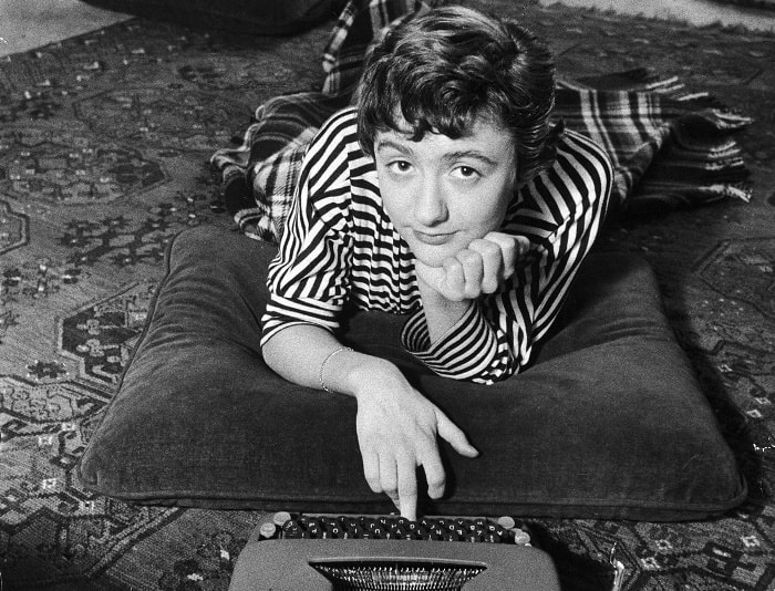 Автор романов *Здравствуй, грусть* и *Немного солнца в холодной воде* | Фото: theredlist.com