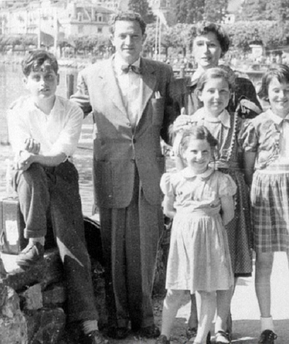 Джо Дассен с родителями и сестрами. | Фото: oneoflady.com. Джо Дассен с родителями и сестрами. | Фото: oneoflady.com.