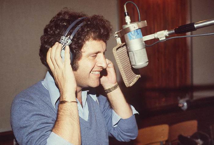 Джо Дассен на записи очередного альбома. | Фото: im8.kommersant.ru. Джо Дассен на записи очередного альбома. | Фото: im8.kommersant.ru.