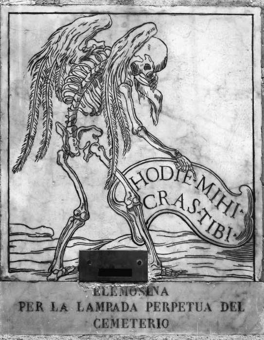 Изображение на фасаде церкви Санта-Мария-дель-Орационе-э-Морте. Архитектор Фердинандо Фуга, 1738 год. | Фото: atlasobscura.com. Изображение на фасаде церкви Санта-Мария-дель-Орационе-э-Морте. Архитектор Фердинандо Фуга, 1738 год. | Фото: atlasobscura.com.