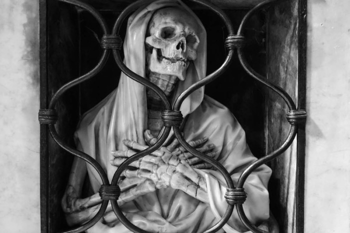 Церковь Санта-Мария-дель-Пополо. Скульптура на могиле Джованни Баттиста Джизлени, которую он сделал сам перед своей смертью в 1672 году. | Фото: atlasobscura.com. Церковь Санта-Мария-дель-Пополо. Скульптура на могиле Джованни Баттиста Джизлени, которую он сделал сам перед своей смертью в 1672 году. | Фото: atlasobscura.com.