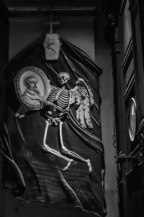 Мемориал Алессандро Валтрини в церкви Сан Лоренцо в Дамасо (Рим, Италия). Мраморный рельеф работы Джованни Лоренцо Бернини, 1639 год. | Фото: atlasobscura.com. Мемориал Алессандро Валтрини в церкви Сан Лоренцо в Дамасо (Рим, Италия). Мраморный рельеф работы Джованни Лоренцо Бернини, 1639 год. | Фото: atlasobscura.com.