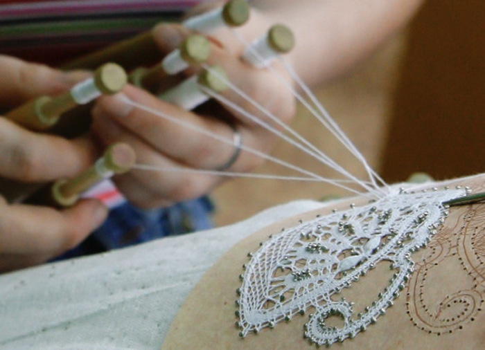 Елецкое кружево делается при помощи коклюшек. | Фото: ddt48.ru. Елецкое кружево делается при помощи коклюшек. | Фото: ddt48.ru.