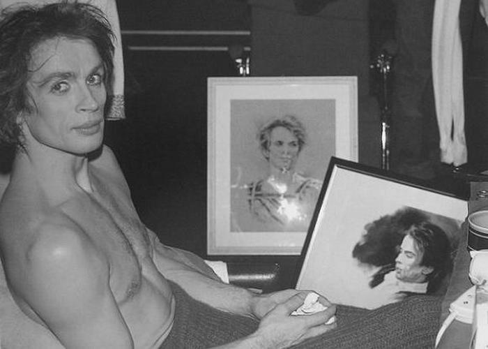 Нуреев в гримёрке. / Фото: etsphoto.ru Нуреев в гримёрке. / Фото: etsphoto.ru