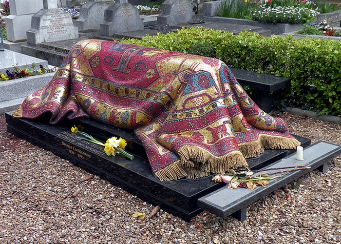 Надгробье Рудольфа Нуреева. / Фото: gadgetsis.com Надгробье Рудольфа Нуреева. / Фото: gadgetsis.com