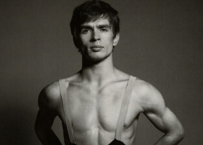 Он часто появлялся на сцене с обнажённым торсом. / Фото: forums.realax.ru Он часто появлялся на сцене с обнажённым торсом. / Фото: forums.realax.ru