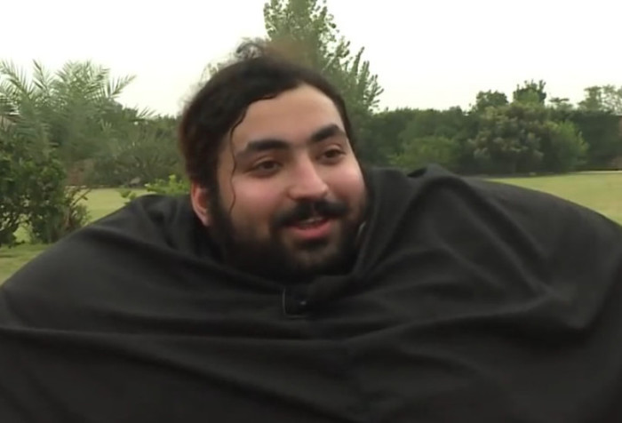 Хан-Баба утверждает, что он поднял тяжесть весом 5 тонн. | Фото: noizz.pl. Хан-Баба утверждает, что он поднял тяжесть весом 5 тонн. | Фото: noizz.pl.