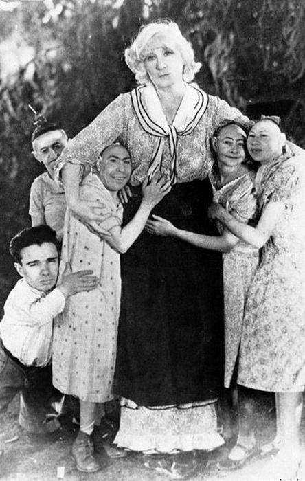 Кадр из запрещенного к показу фильма *Уродцы* Кадр из запрещенного к показу фильма *Уродцы*