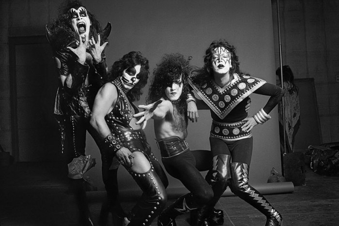 Kiss - американская рок-группа, основанная в Нью-Йорке в январе 1973 года, играющая в жанрах глэм-рок, шок-рок и хард-рок и известная сценическими макияжами её участников. Kiss - американская рок-группа, основанная в Нью-Йорке в январе 1973 года, играющая в жанрах глэм-рок, шок-рок и хард-рок и известная сценическими макияжами её участников.