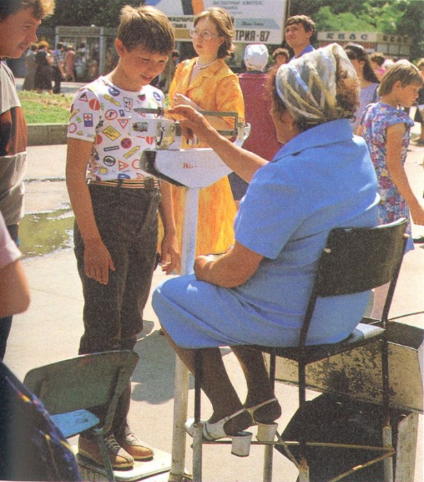 Прогулка всей семьей по городу в морозный зимний день. Прогулка всей семьей по городу в морозный зимний день.