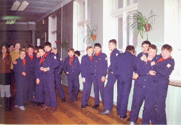 Девочки, играющие на гитаре в школьном дворе. Девочки, играющие на гитаре в школьном дворе.