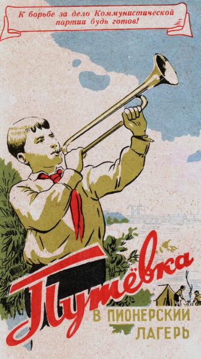 Подростки, играющие в войнушки с деревянными автоматами. Подростки, играющие в войнушки с деревянными автоматами.