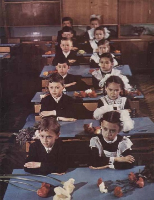 Милиционер остановил движение для безопасного перехода детей через дорогу. Милиционер остановил движение для безопасного перехода детей через дорогу.