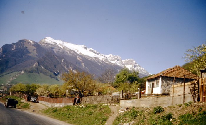 Поселение неподалеку от большого горного массива в Грузии. Поселение неподалеку от большого горного массива в Грузии.