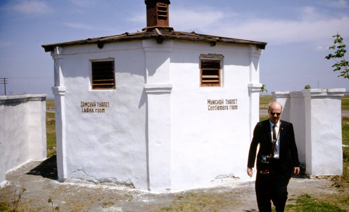 Общественный туалет на трассе Пятигорск - Тбилиси. Общественный туалет на трассе Пятигорск - Тбилиси.