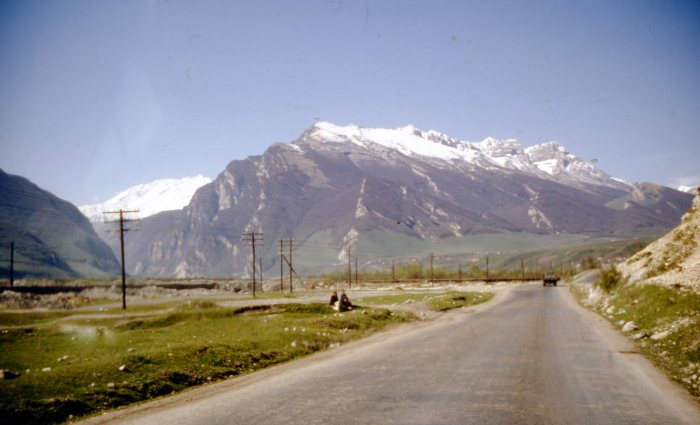 Дорога, пролегающая через горные массивы на территории Грузии. Дорога, пролегающая через горные массивы на территории Грузии.