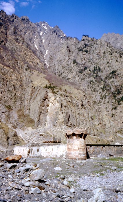 Старая крепость, расположенная в горном районе Грузии. Старая крепость, расположенная в горном районе Грузии.