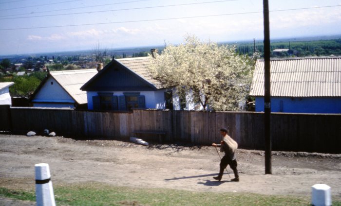 Мужчина, идущий по улице в селе Юца. Мужчина, идущий по улице в селе Юца.