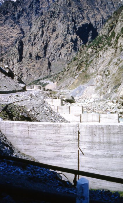 Бетонные блоки, перекрывающие устье пересохшей горной реки. Бетонные блоки, перекрывающие устье пересохшей горной реки.