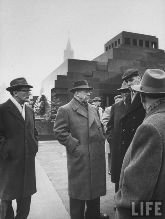 Вальтер Ульбрихт возле мавзолея Ленина. СССР, Москва, 1961 год. Вальтер Ульбрихт возле мавзолея Ленина. СССР, Москва, 1961 год.