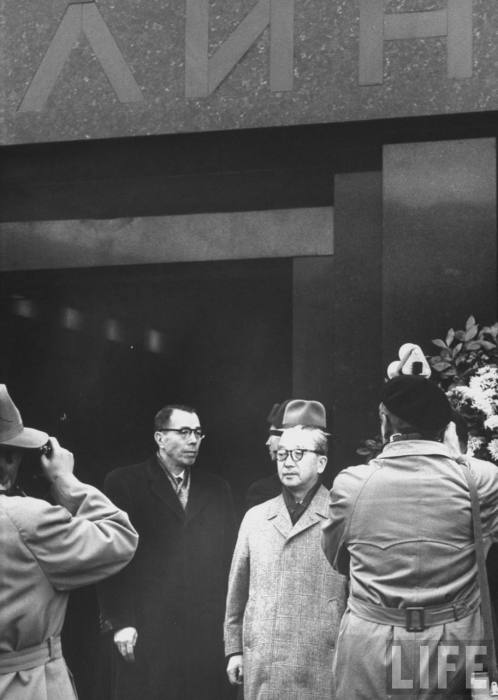 Японская делегация возлагает венки к мавзолею Ленина. СССР, Москва, 1961 год. Японская делегация возлагает венки к мавзолею Ленина. СССР, Москва, 1961 год.