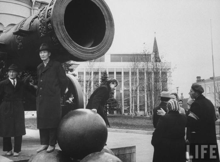 Японская делегация возле Царь-Пушки в Кремле. СССР, Москва, 1961 год. Японская делегация возле Царь-Пушки в Кремле. СССР, Москва, 1961 год.