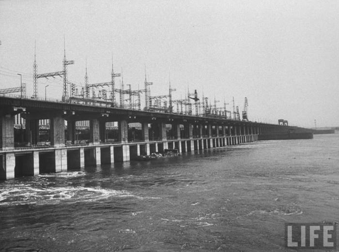 Вид на Волжскую гидроэлектростанцию. Вид на Волжскую гидроэлектростанцию.